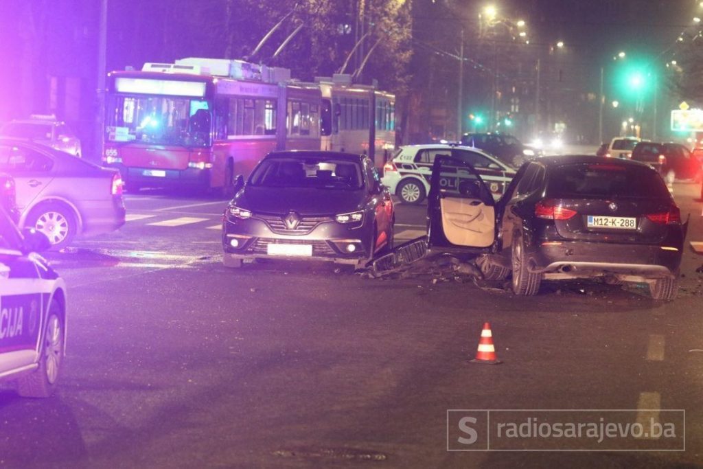 Teška nesreća na Grbavici: Jedna osoba povrijeđena u sudaru četiri automobila