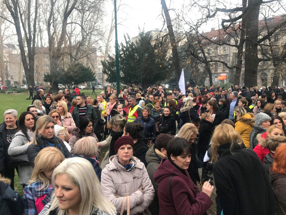 Zdravstveni radnici ironičnim mahanjem pozdravili odlazeću vladu