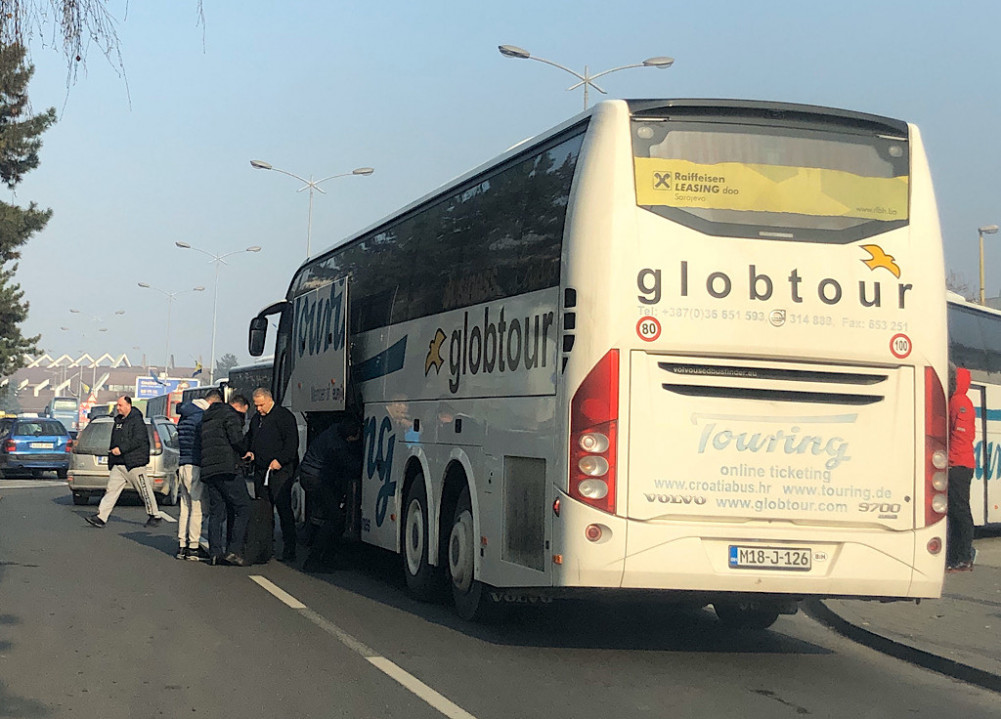 Haos u Zenici: Putnici s koferima trče po ulici, vozači putnike primaju gdje stignu