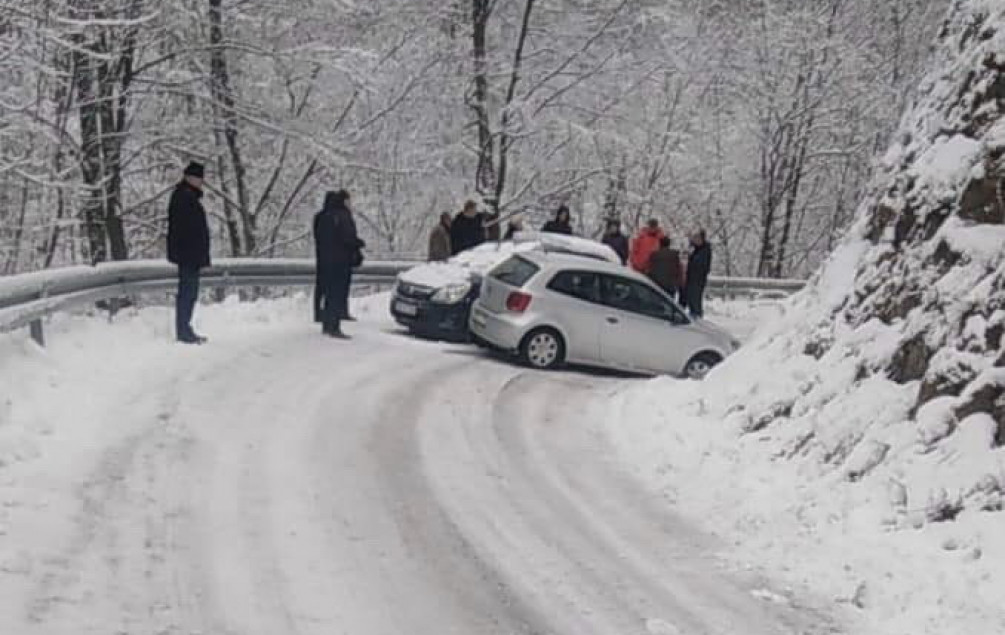 Sudarila se dva vozila na Ponijerima, saobraćaj se odvija otežano