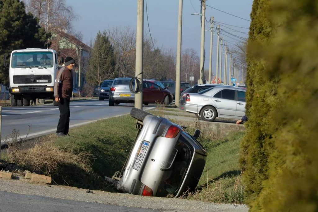 (FOTO) Teška nesreća troje povrijeđenih: Auto završio u kanalu