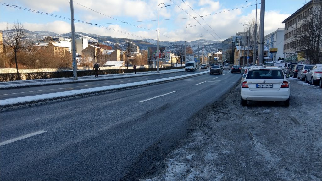 Steglo jutros a trotoari zaleđeni i neočišćeni: Najviše problema imaju stanovnici padinskih dijelova Sarajeva