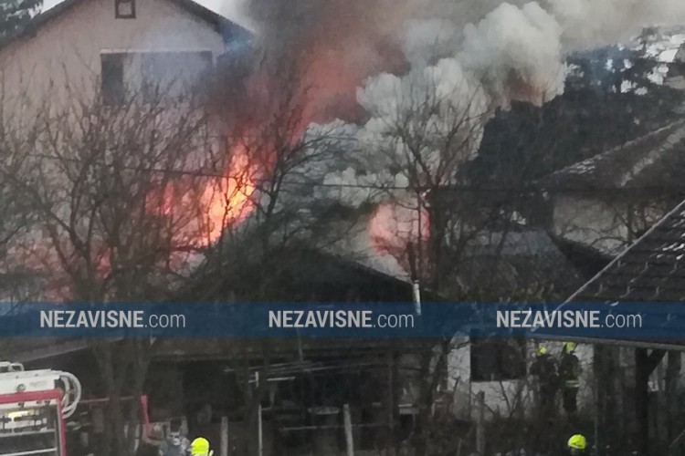 Gori pomoćni objekat u Banjaluci, vatrogasci na terenu