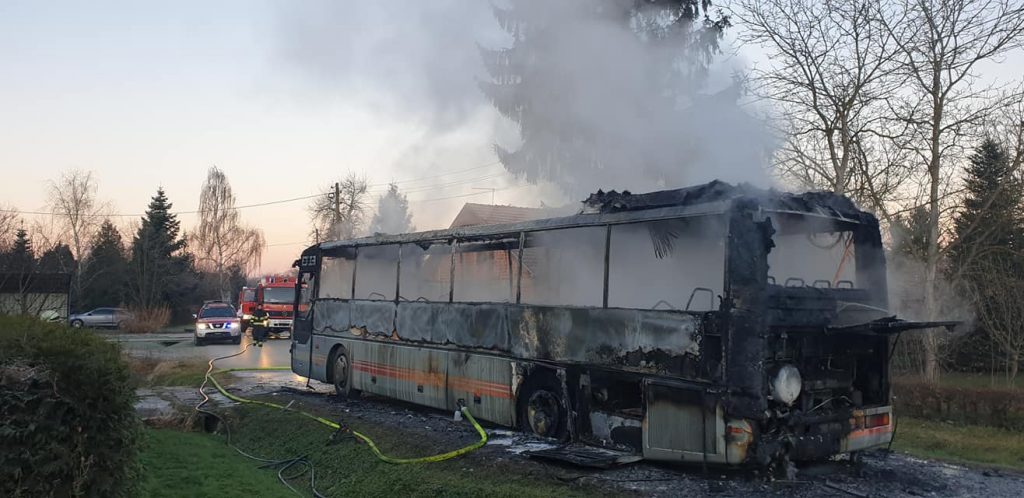 FOTO: Školski autobus potpuno izgorio