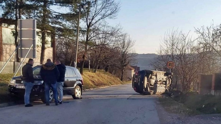 Golf završio na krovu nakon sudara sa džipom