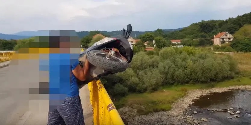 Policija ga zaustavila zbog kacige, on pobjesnio i bacio motor u rijeku