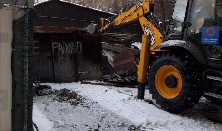 Srušene bespravno izgrađene garaže u Bolničkoj ulici