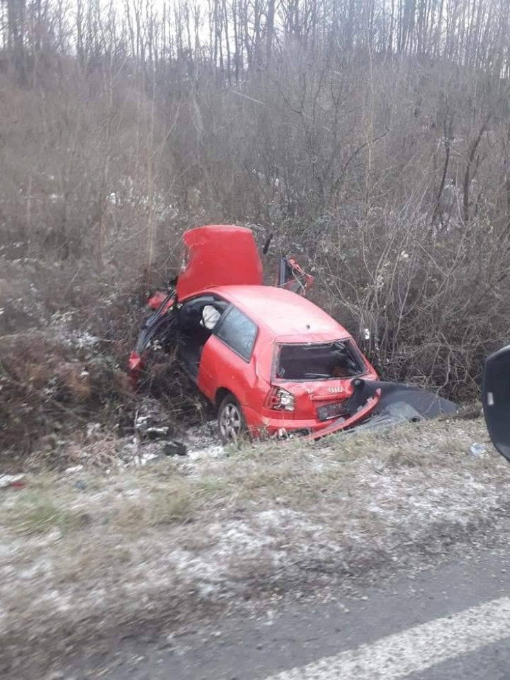 Automobil završio u kanalu na putu Kalesija-Tuzla