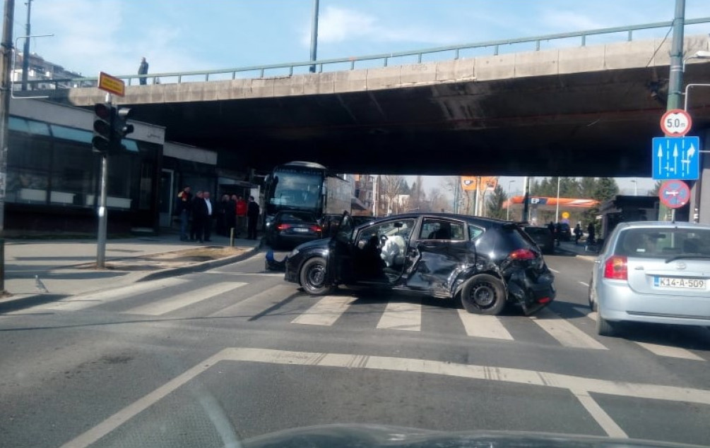 (VIDEO) Sudar četiri automobila na Ciglanama, ima povrijeđenih