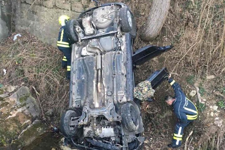 (FOTO) Udes u Banjaluci, vozilo završilo na krovu