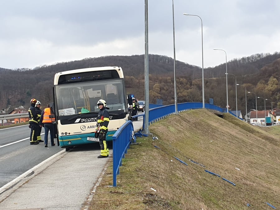 Pozlilo vozaču autobusa koji je prevozio djecu, autobus mogao sletjeti niz veliku strminu