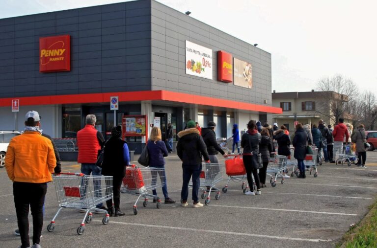 U Italiji vlada panika: Ovako izgledaju trgovine, potpuno su prazne (FOTO/VIDEO)