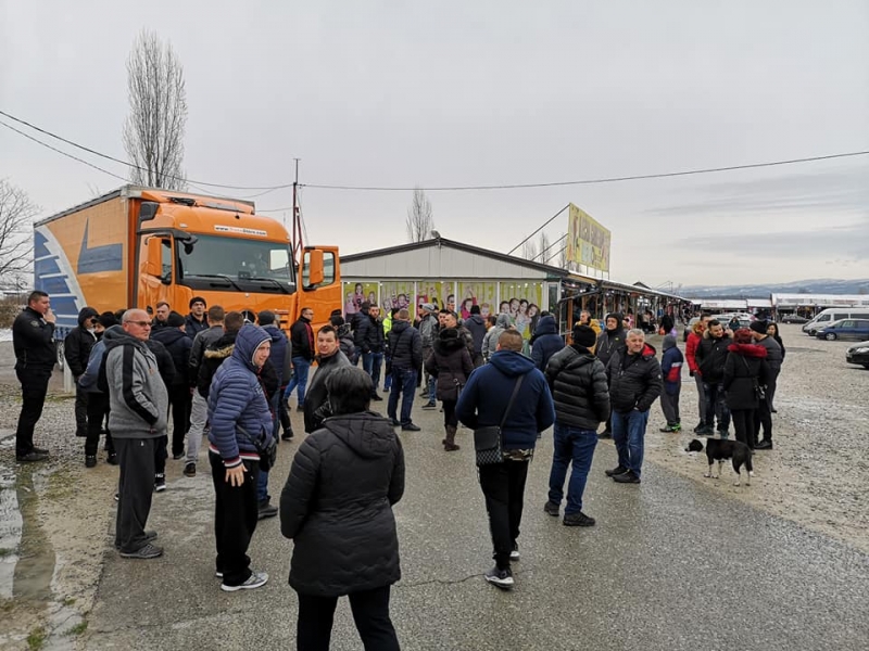 Nove cijene naljutile radnike: Zašto je blokirana pijaca u Gradačcu