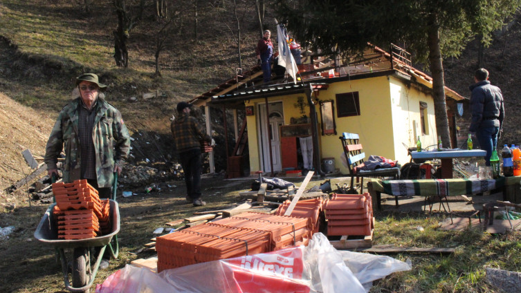 Dobri ljudi pomogli Paši: U utorak mu izgorio krov, danas mu sagrađen novi