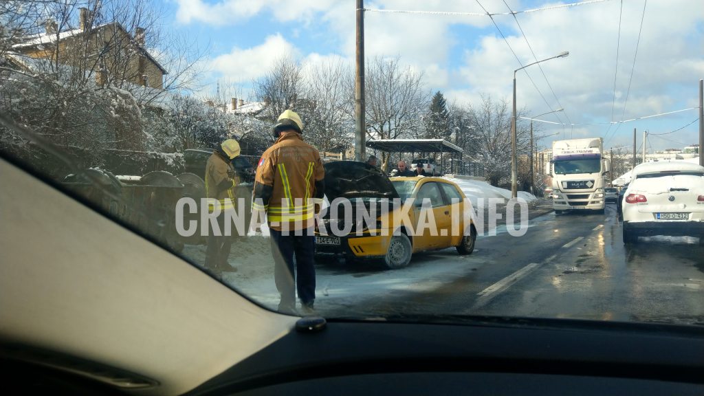 (FOTO) Zapalio se automobil u vožnji u Sarajevu