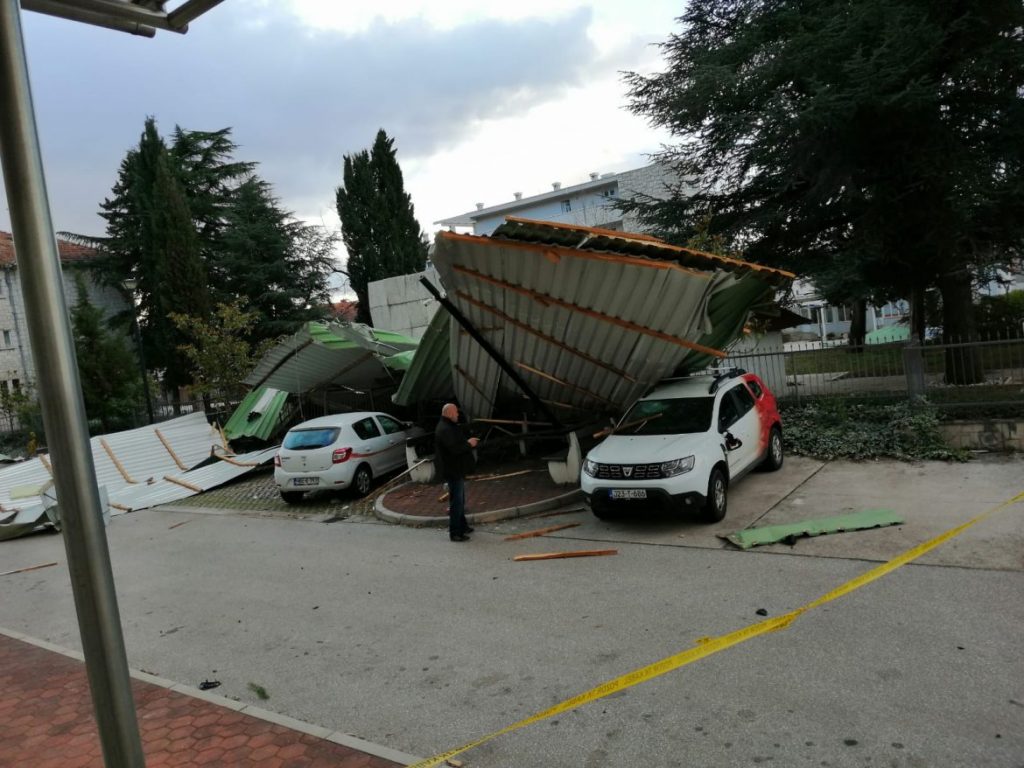 Bura srušila dio krova na automobile u Grudama