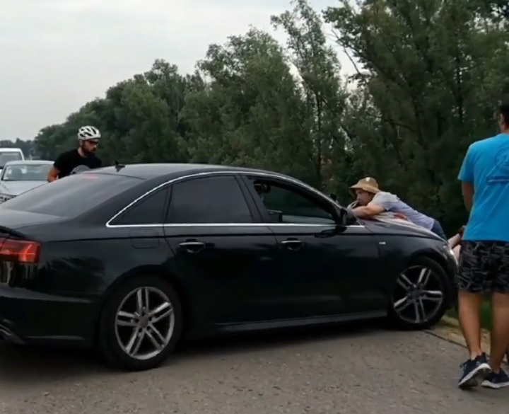 (VIDEO) Pogledajte bahatu vožnju vozača automobila AUDI: Čovjeka na haubi vozio