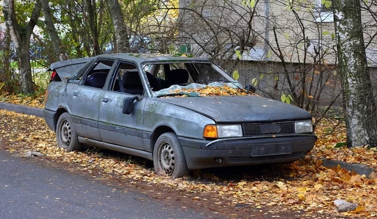 Policija zaustavila mladića u krntiji, auto se raspadao