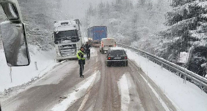 Zbog sniježnih nanosa potpuno zaustavljen saobraćaj na dva magistralna puta