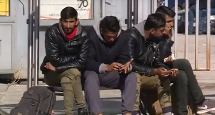 (VIDEO) Težak život migranata u Sarajevu: Prodaju maramice, da ne bi prosili