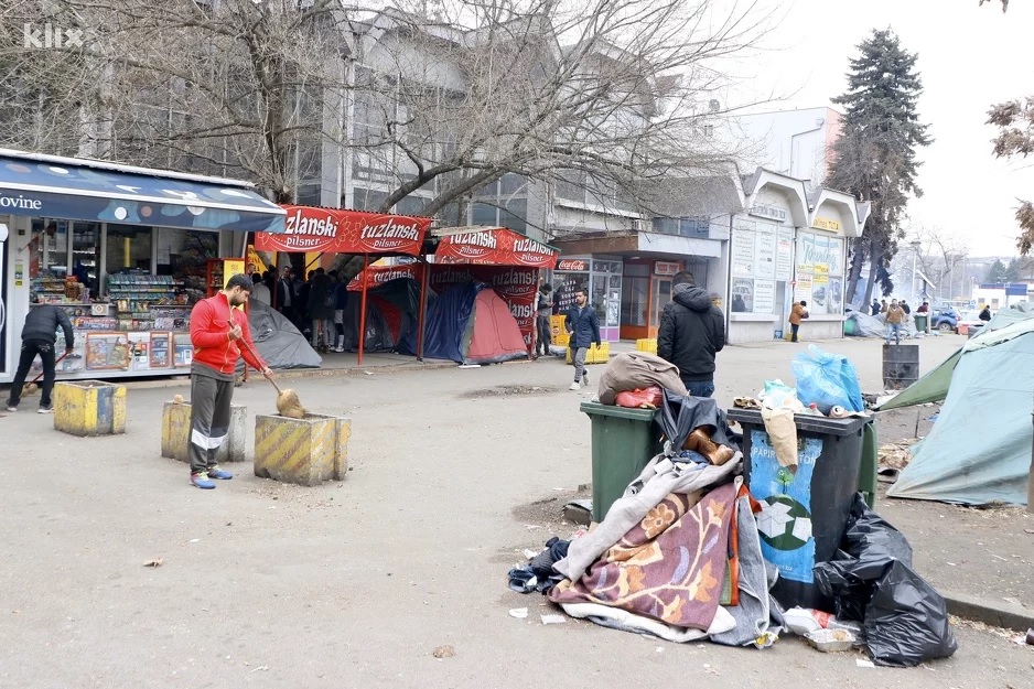 Stotine migranata u Tuzli spavaju okruženi smećem i promrzli čekaju u redu za hranu