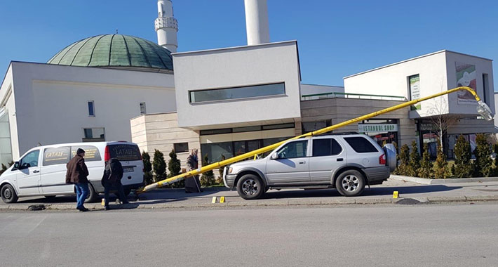 Samo u BiH: Išao u rikverc i srušio stub koji je pao na drugi automobil (FOTO)