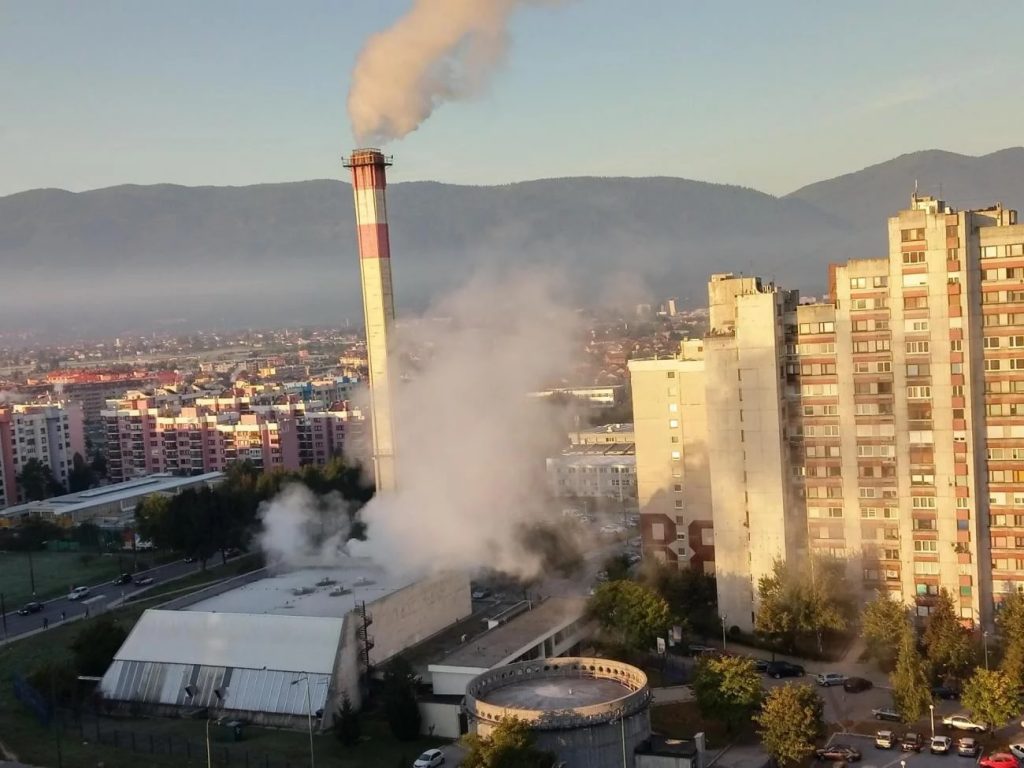 Građani se smrzavali: Dio Sarajeva bez grijanja zbog curenja na toplovodu