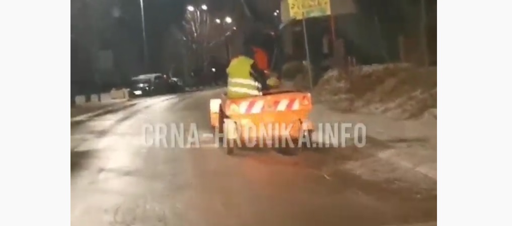 Pogledajte kako zimska služba u Visokom posipa sol po ulici