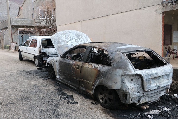 (FOTO) Policajcu zapaljen Audi A3