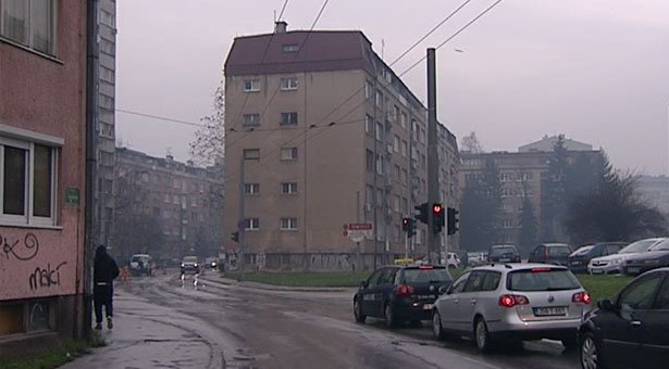 (VIDEO) Političar objasnio zašto je “zapelo” sa rušenjem zgrade na Grbavici!