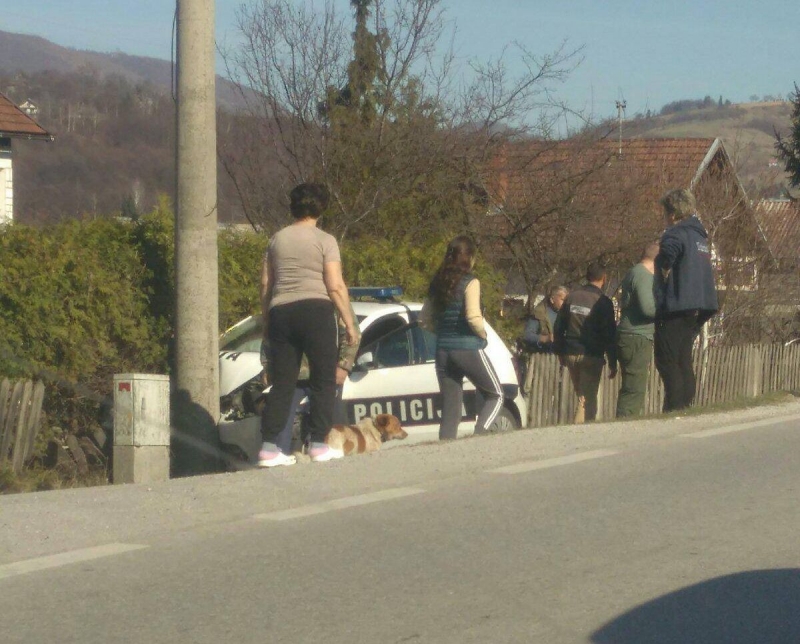 (FOTO) Službenim vozilom se zakucao u banderu