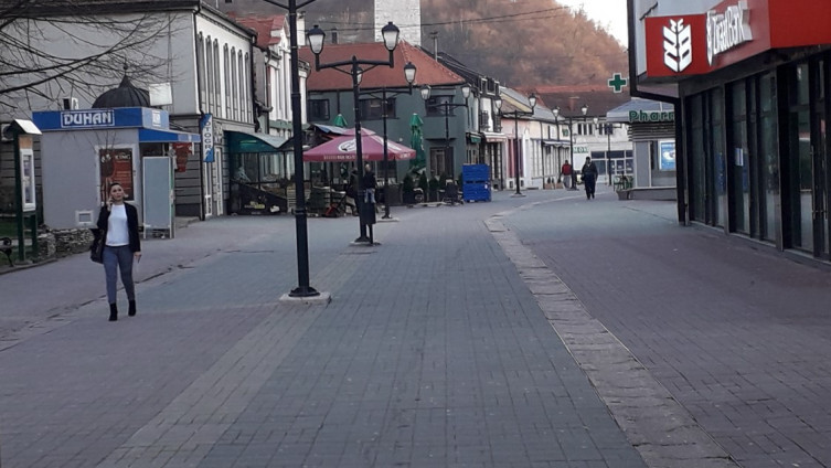 Sablasne scene u Gračanici zbog straha od koronavirusa: Grad je pust, nestašica brašna