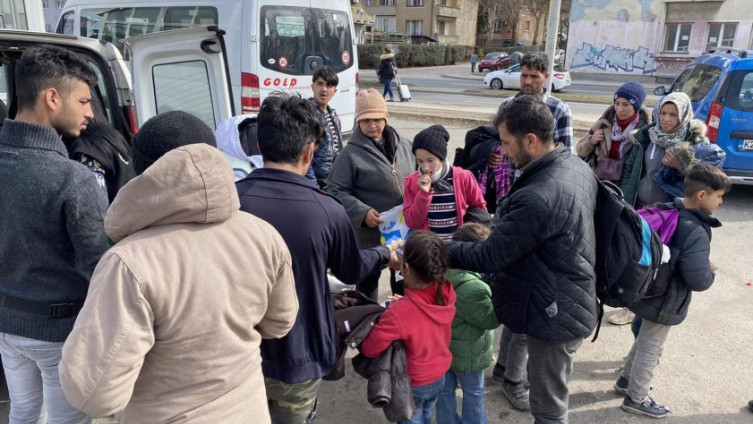 Stotine migranata svakog dana stižu na autobusku stanicu u Tuzli