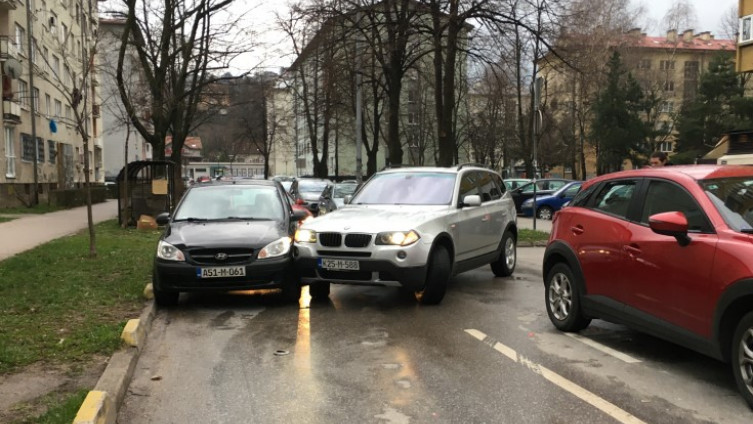 Udes na Grbavici: Sudarila se dva automobila