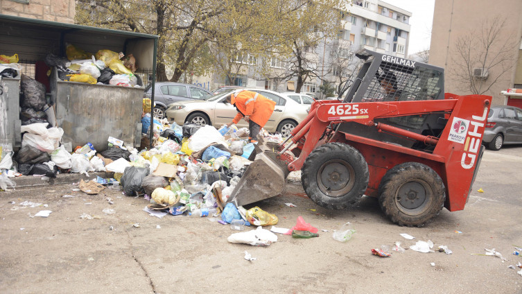 U Mostaru počelo uklanjanje više od 1.500 tona smeća