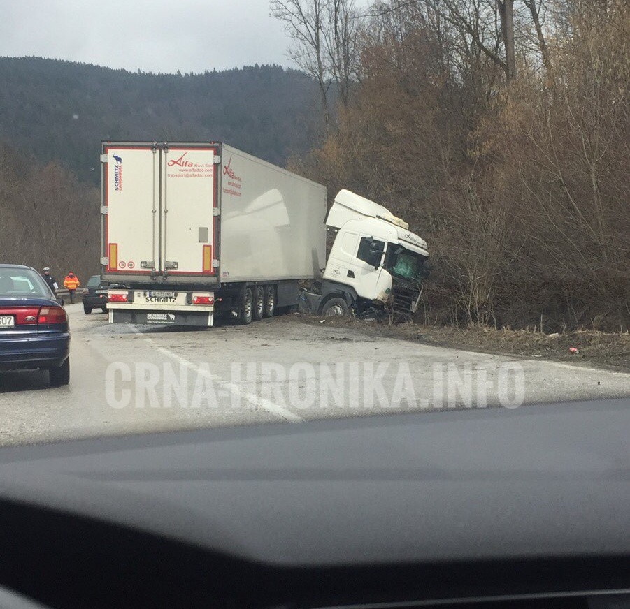 FOTO: Nesreća na Karauli prouzrokovala gužve na cesti