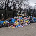 (FOTO) Smeće na ulicama Mostara, građani strahuju od bolesti