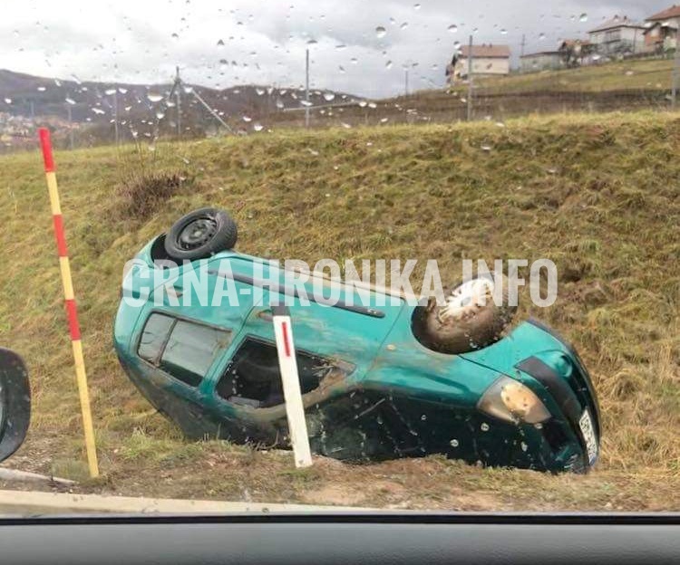 (FOTO) Automobil sletio sa Vogošćanske petlje