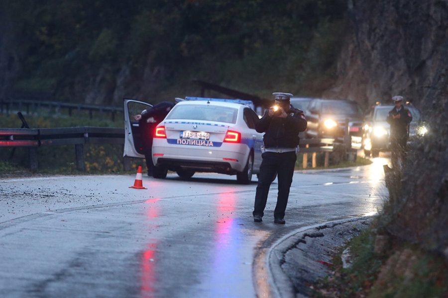 ODBACILO GA U KANAL: Dijete (8) udarilo auto kad je pokušalo da pretrči put