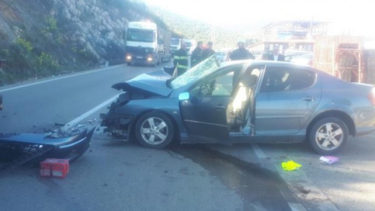 Teška nesreća na ulazu u Ulcinj: Poginuo suvozač iz Peugeota