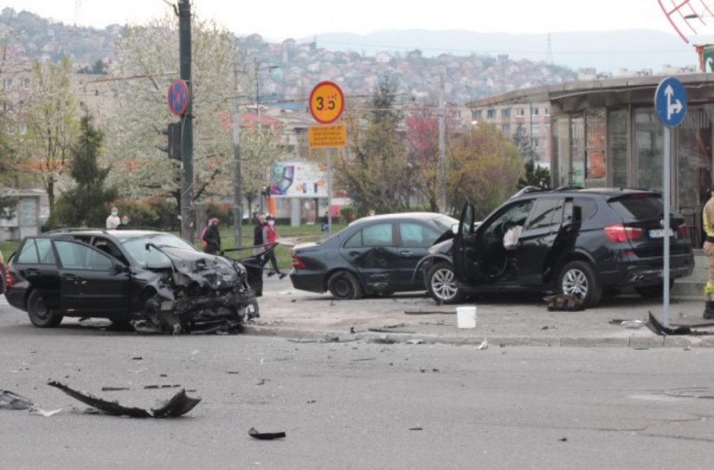 Druga nesreća u sat vremena u Sarajevu: Vatrogasci izvlačili povrijeđene iz vozila