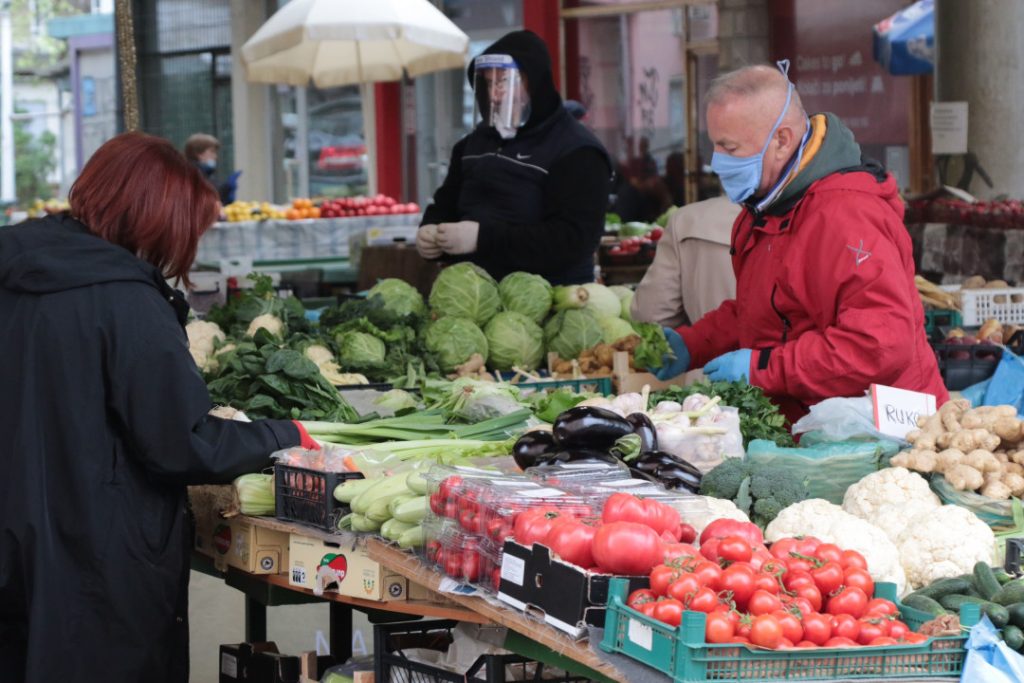 (FOTO) Na sarajevskim pijacama kilogram jagoda devet maraka