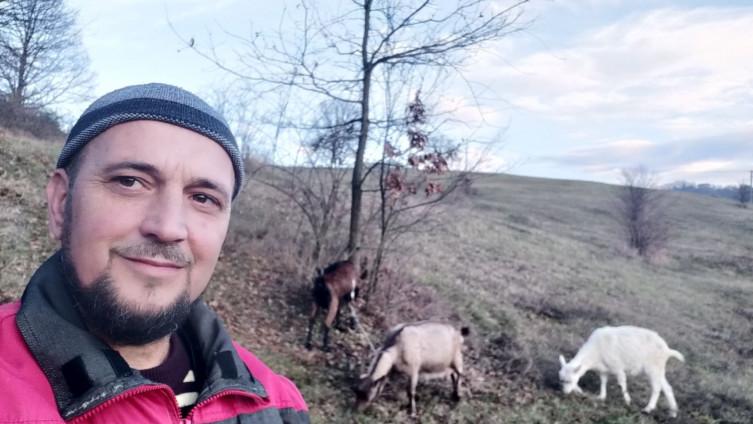 Drvorezbar Alija uz kozije mlijeko ne boji se ni korone