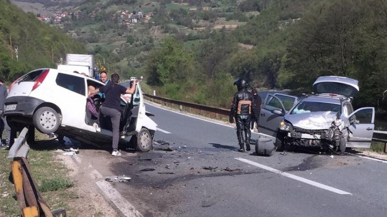 Teška nesreća na putu M-17 kod Zenice, vatrogasci spašavaju vozača