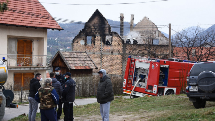 Porodica Ismailji nakon požara ostala na ulici: Mole se dobri ljudi za pomoć u obnovi kuće