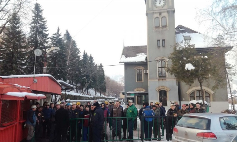 Zenički rudari obustavili proizvodnju zbog umanjena martovske plaće za 200 KM