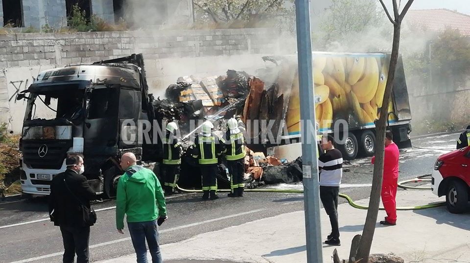 (VIDEO) Kamion planuo kad se zapalio rezervoar sa uljem, vozač uspio pobjeći