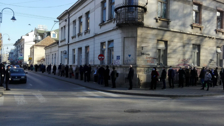 Dugi redovi penzionera ispred banaka