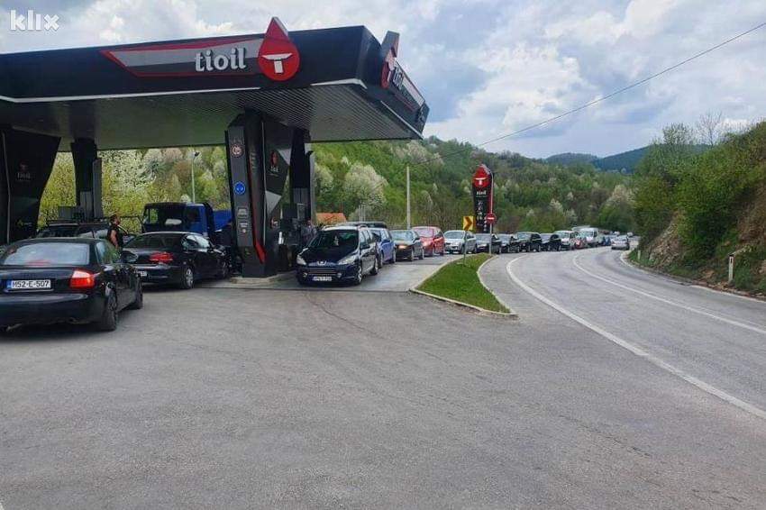 Nezapamćeno niska cijena goriva u Travniku stvorila kolonu automobila