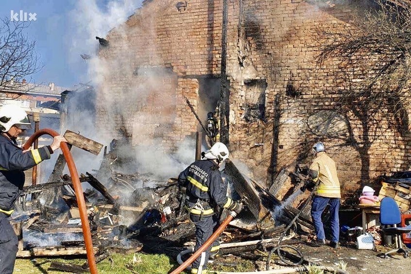 (VIDEO) Izgorjela kuća u Sarajevu, vatrogasci na vrijeme spasili jednu osobu